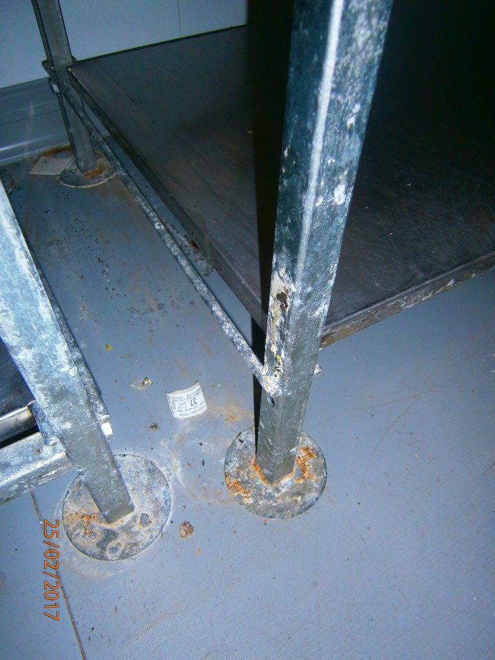 V prevádzke znečistené regály v chladiarni lahôdok.