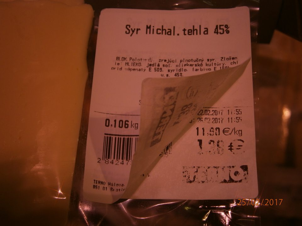 Predaj výrobku s prelepenou váhovou etiketou, čím došlo k zmene údaja o trvanlivosti výrobku.