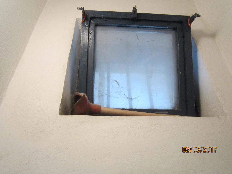 V prevádzke znečistené okno v sociálnej miestnosti. 