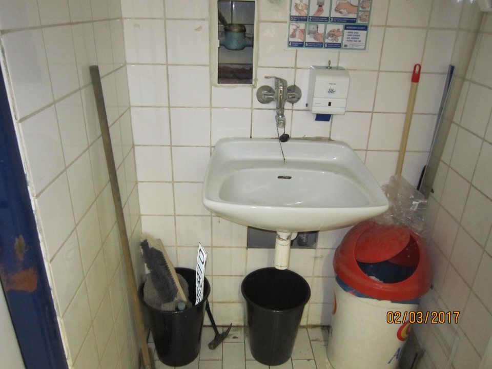 V prevádzke v predsieni sociálnej miestnosti  znečistené zariadenia, poškodené umývadlo, diery v stene.