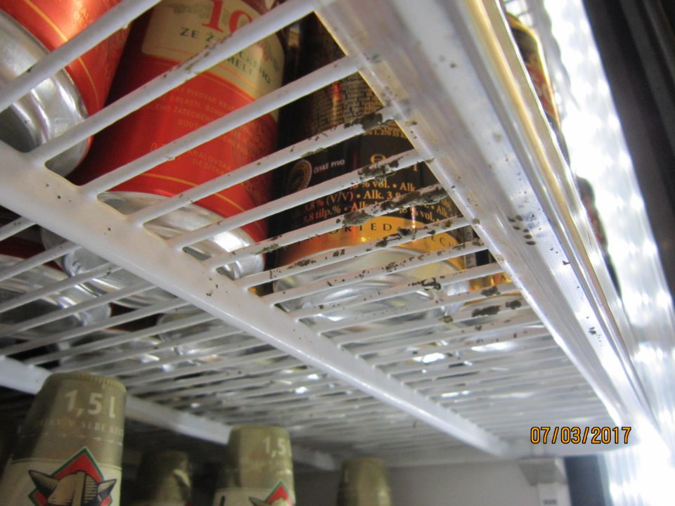 V predajni plesňou znečistená chladiaca vitrína.