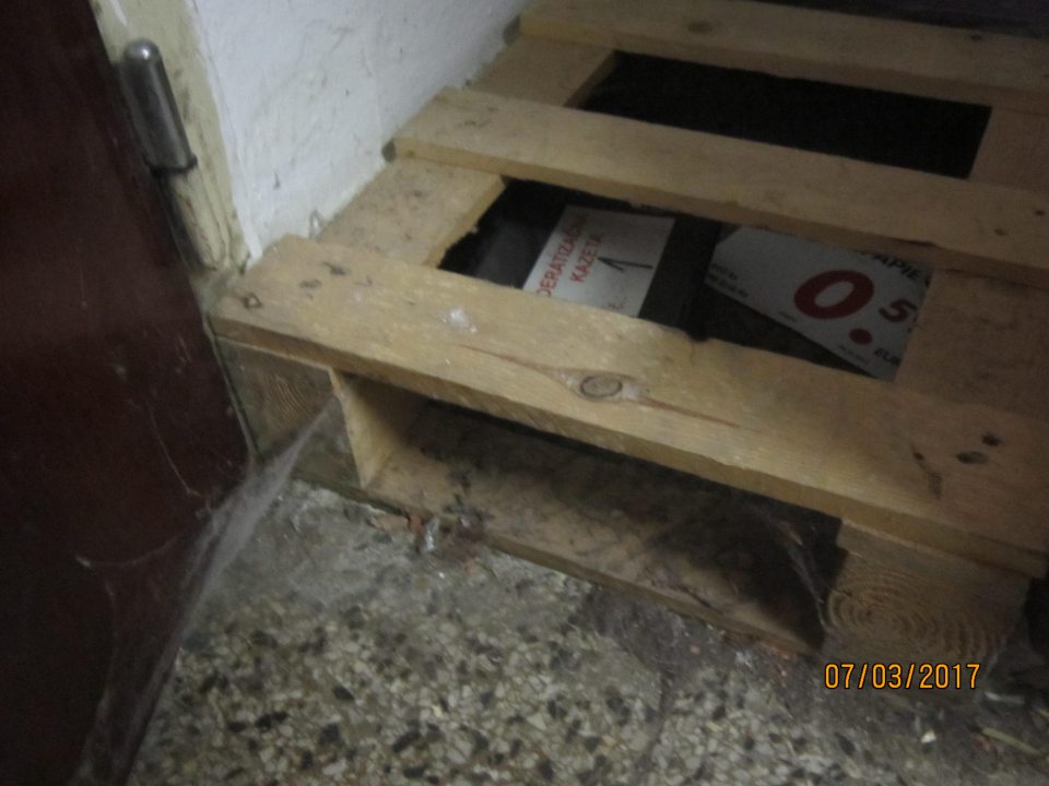 V suchom sklade prevádzky znečistená podlaha.