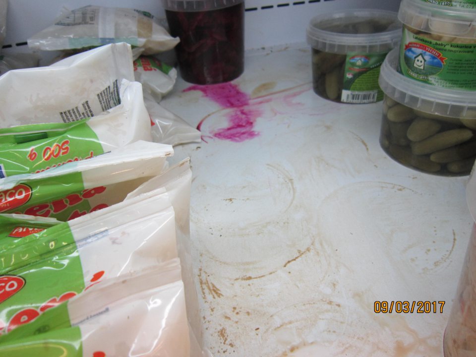 V predajni znečistená chladiaca vitrína.