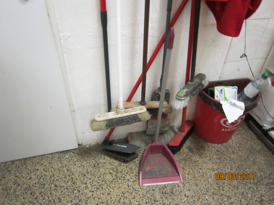 V prevádzke uchovávané znečistené upratovacie náradie.