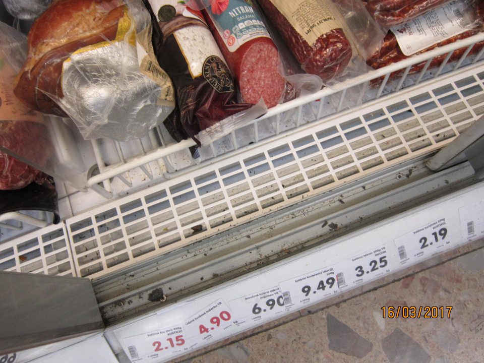 V prevádzke znečistená chladiaca vitrína na mäso a mäsové výrobky.