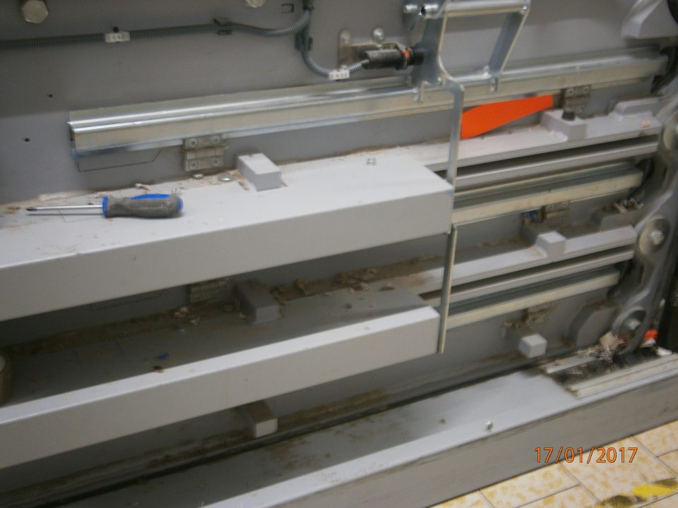 V suchom sklade prevádzky znečistený lis.