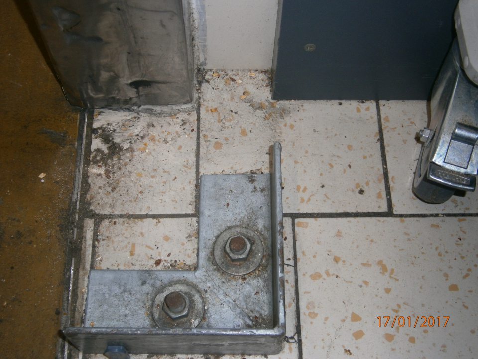 Pri vstupe do mraziaceho boxu prevádzky znečistená podlaha.