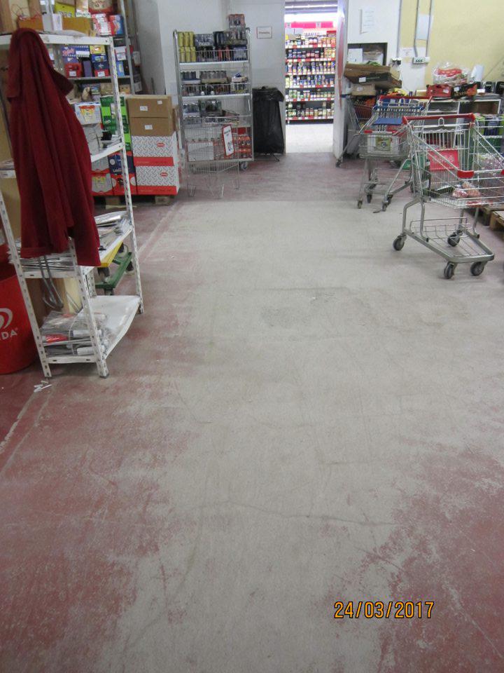 Poškodený povrch podlahy v zázemí prevádzkarne, vysoká prašnosť.