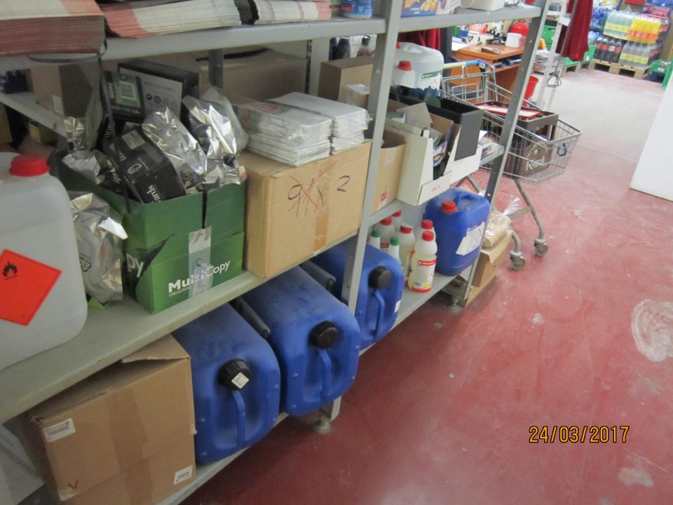 Vysoká prašnosť v skladovacích priestoroch, povrchy zariadení a tovaru zaprášené.