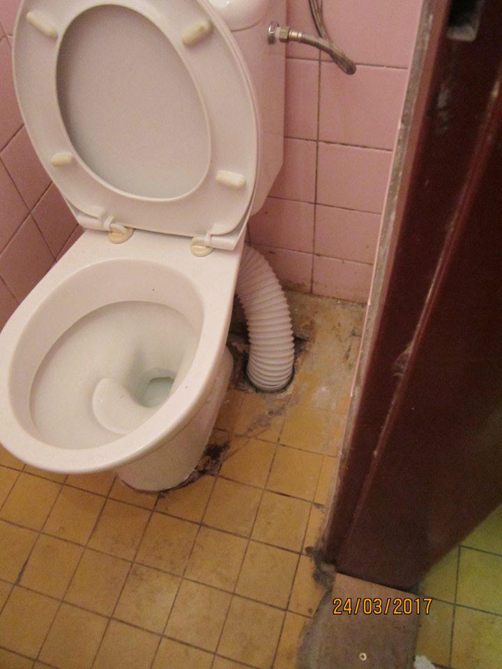 Poškodené a znečistené WC zamestnancov.