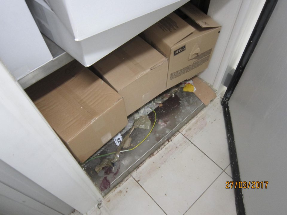 V mraziacom boxe v zázemí prevádzkarne znečistená podlaha. 