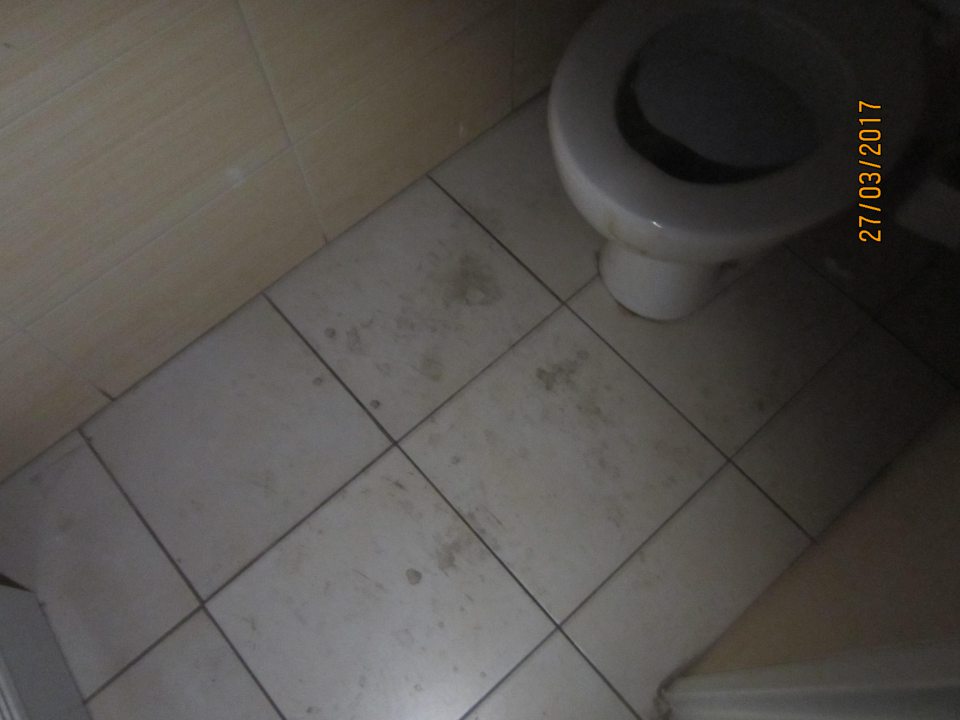 Znečistené podlahy vo WC a šatni zamestnancov. 