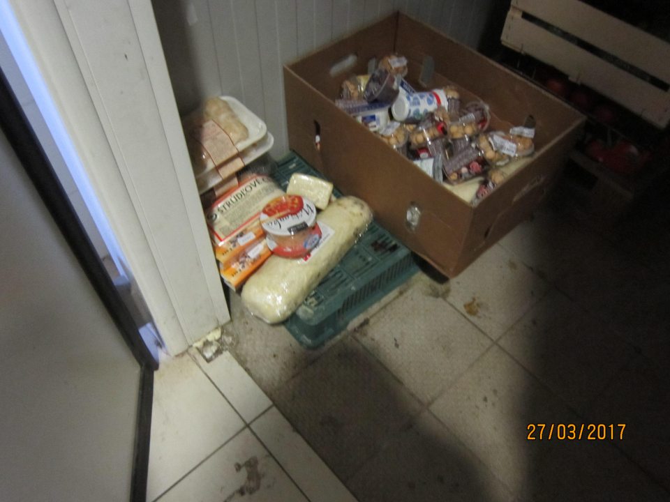 Znečistená podlaha v chladiacom boxe.