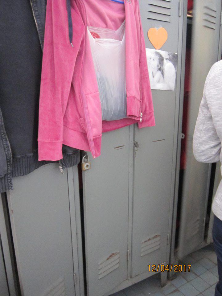 Skorodované skrinky zamestnancov na pracovný odev. 