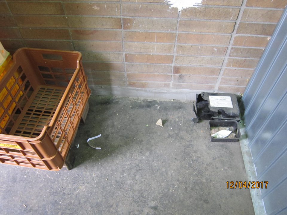 Zaprášený priestor na prechodné uskladnenie pečiva, poškodené deratizačné kazety.