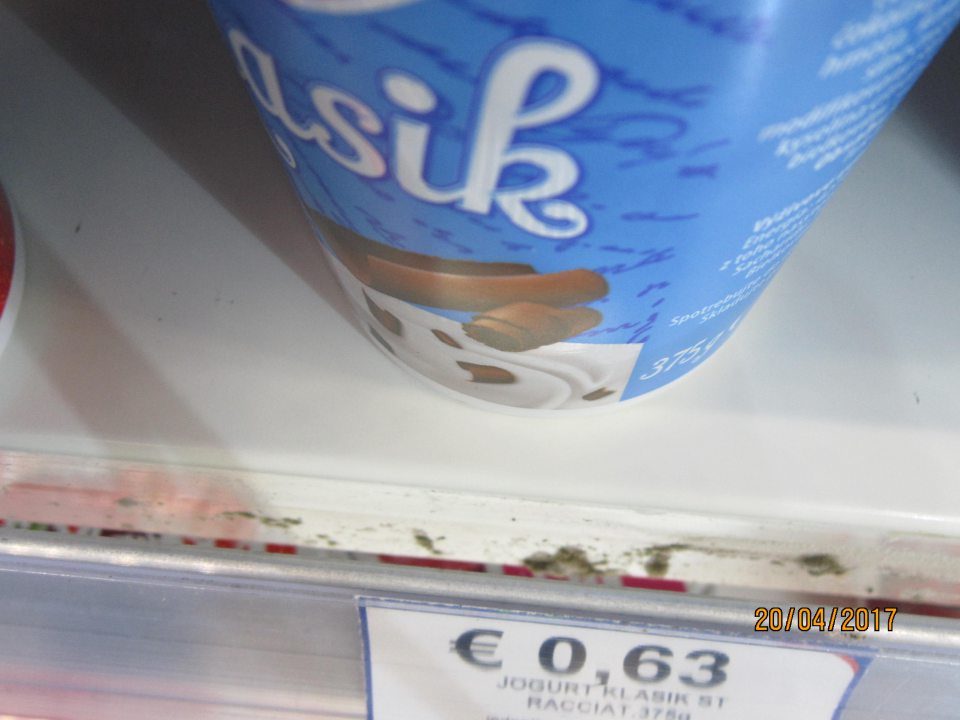 V chladiacej vitríne na mliečne výrobky pleseň za cenovkovými lištami