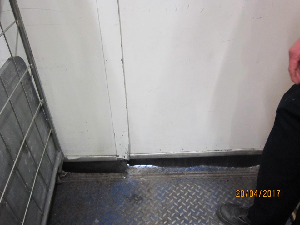 Poškodené, nedoliehajúce dvere príjmu