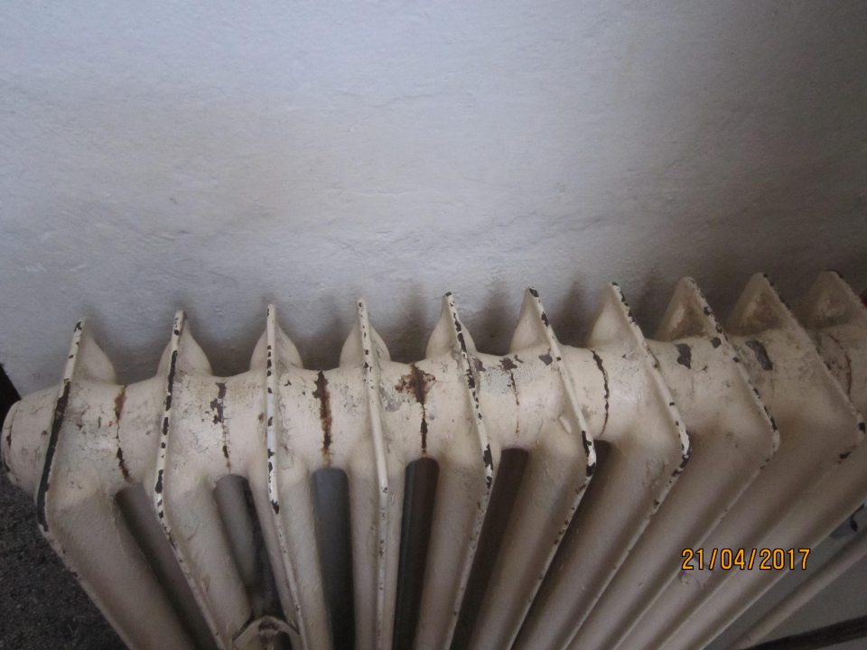 V šatni zamestnancov znečistené, skorodované radiátory.