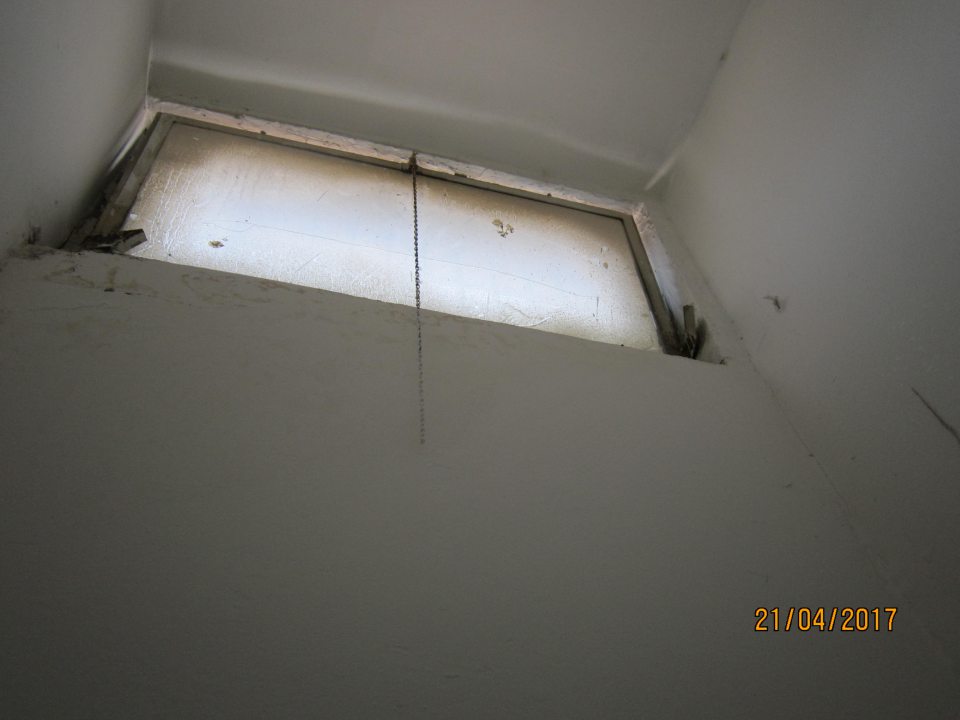 Znečistené okná v zázemí prevádzkarne. 