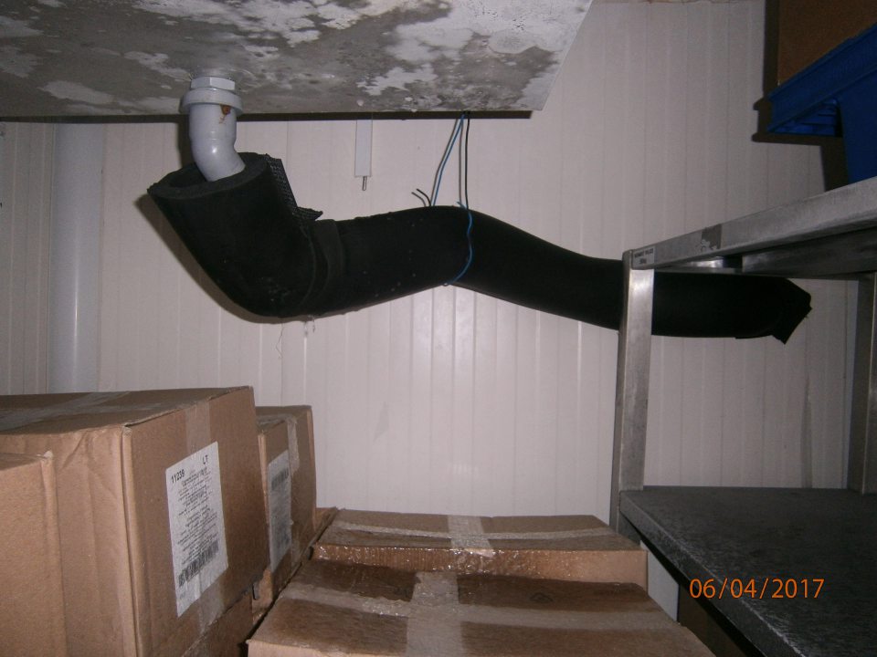 V mraziacom boxe pre smotanové krémy poškodené potrubie odvádzajúce kondenzát.
