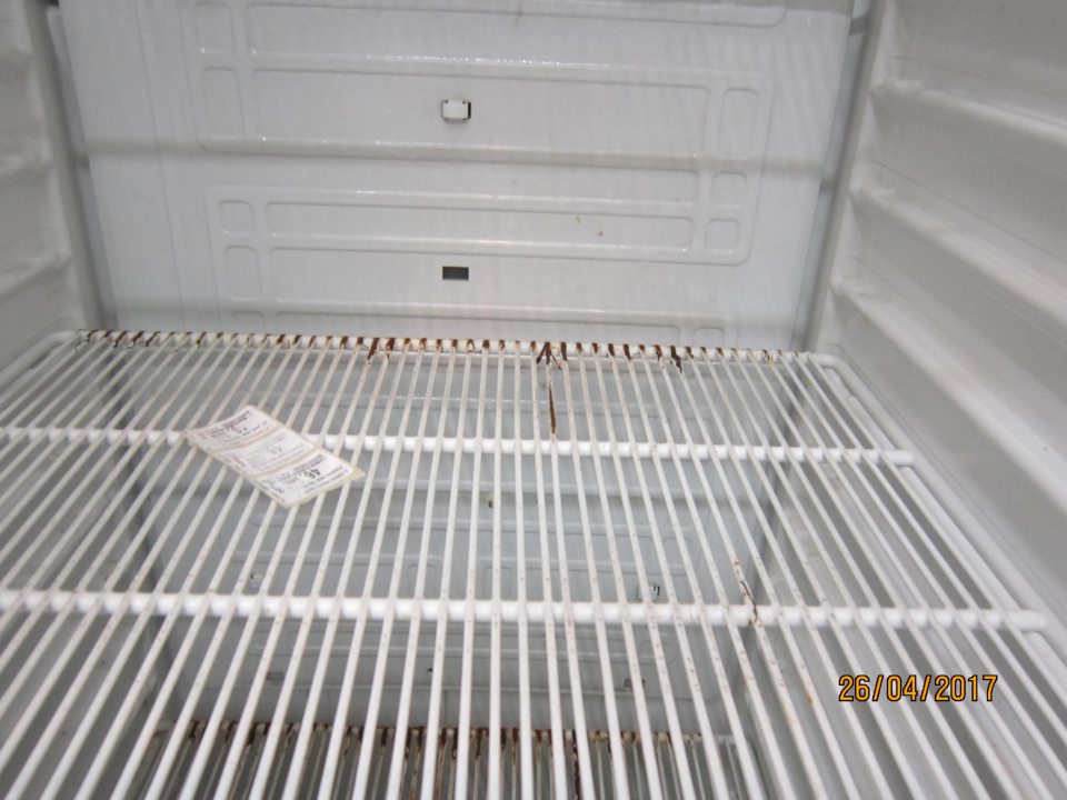 Skorodované drôtené police v chladničke na lahôdkarské výrobky