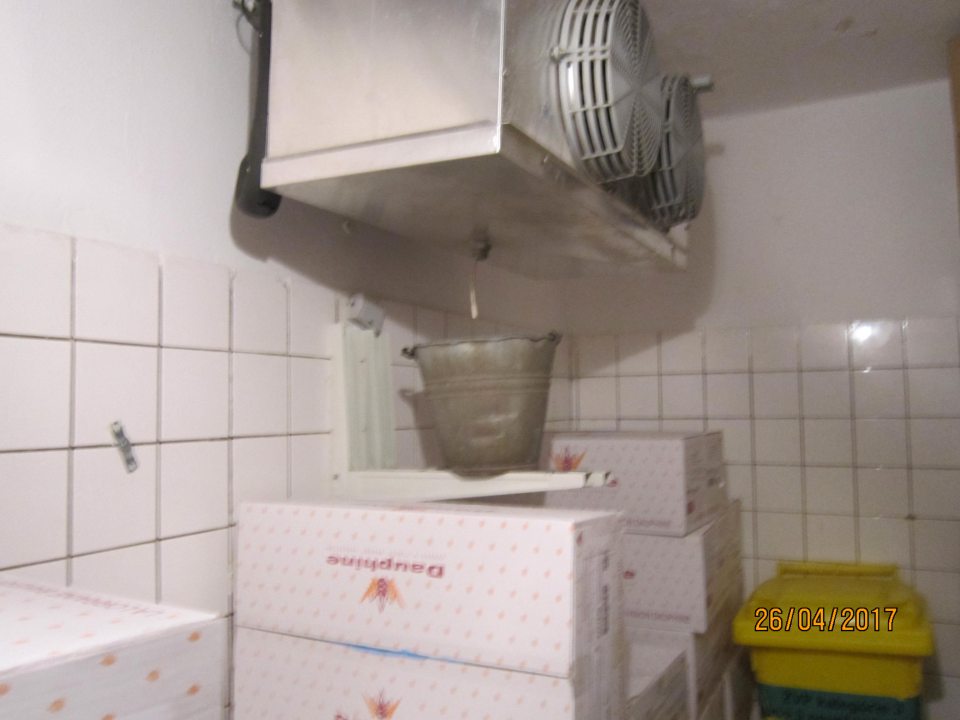 Zvod kondenzu do nekrytých plastových vedier