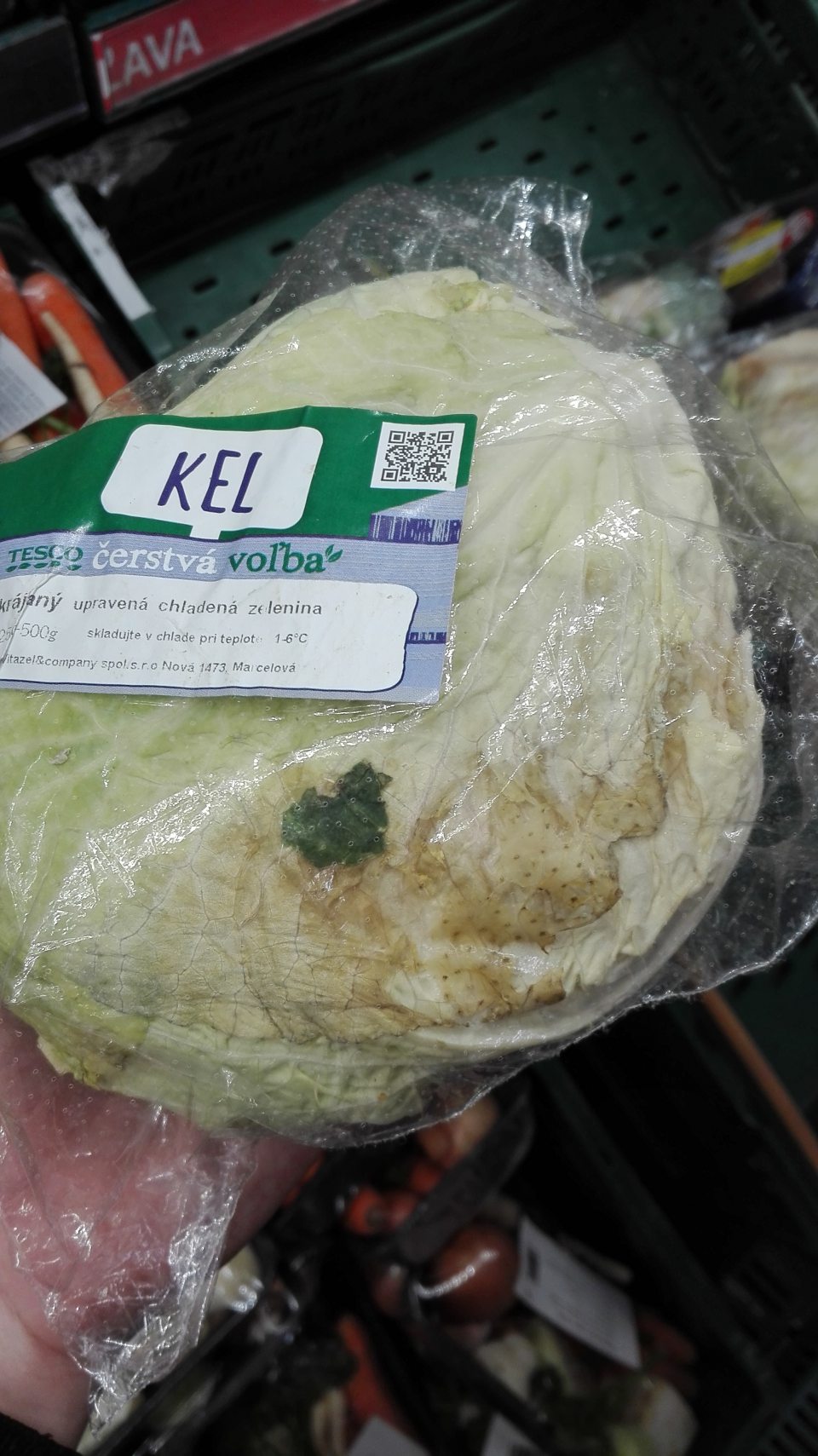 Kel hlávkový krájaný nevhodný na ľudskú spotrebu z dôvodu výskytu hniloby a plesne.