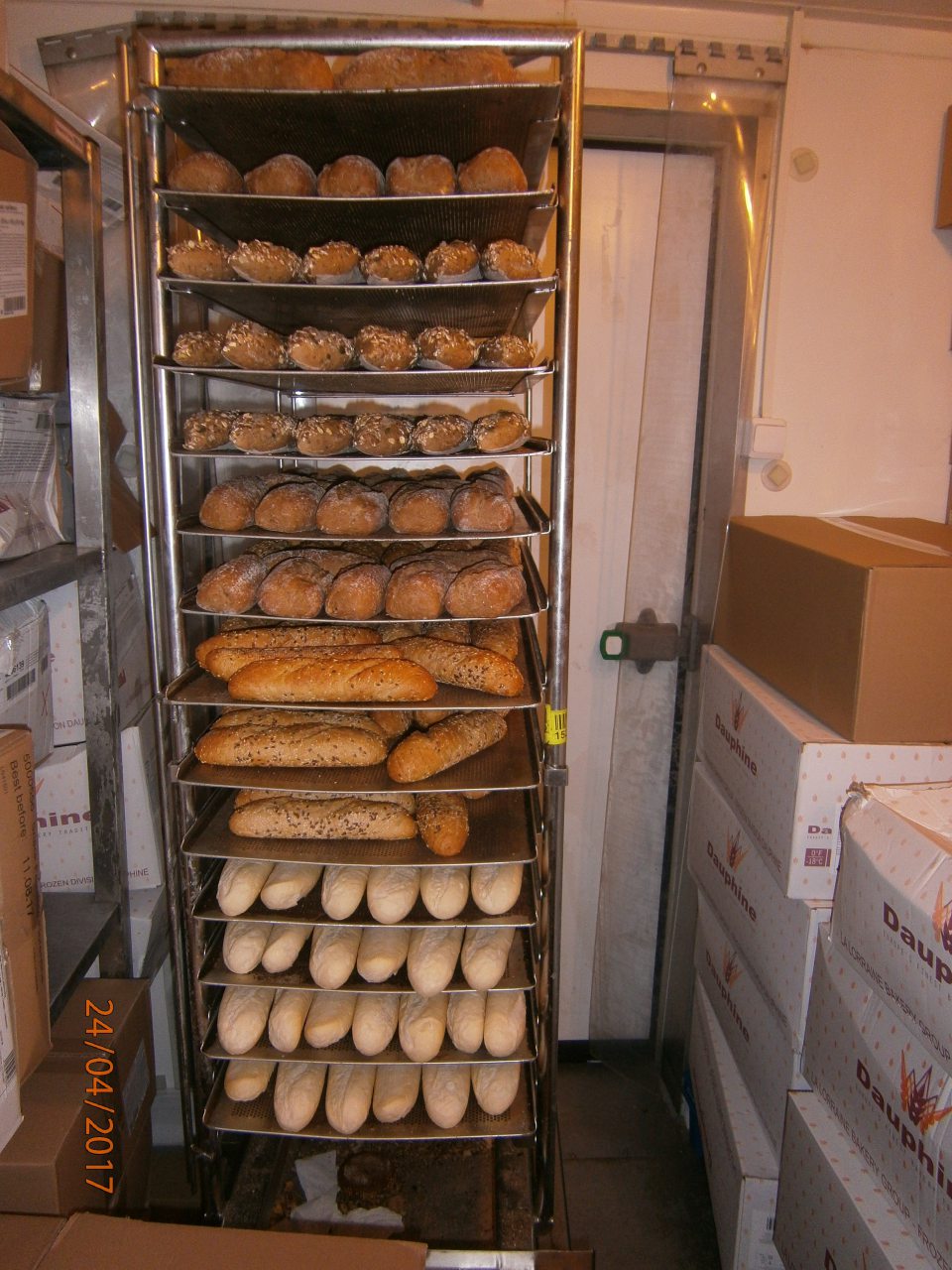 Hlbokozmrazené pekárske polotovary uložené nechránene pred vplyvom okolitého prostredia, možnou kontamináciou a vysúšaním.