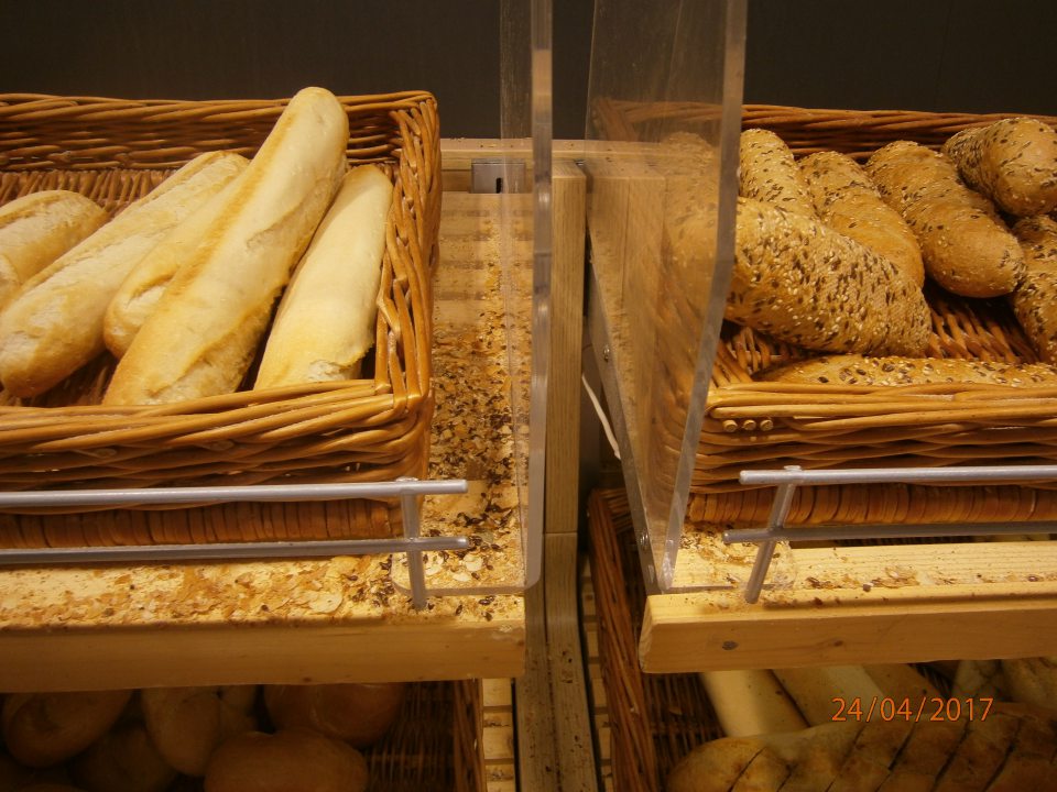 Nánosy opadaného posypu a omrviniek pod prútenými košmi a v ich okolí v časti predaja nebalených pekárskych výrobkov.