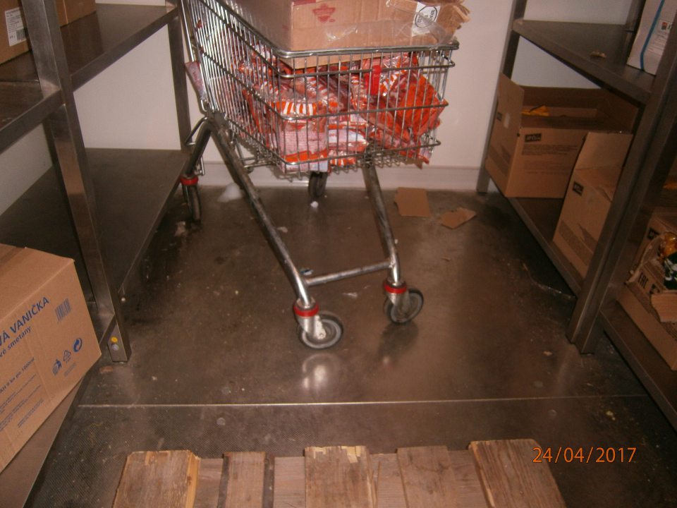 Znečistená podlaha v mraziarenskom sklade.