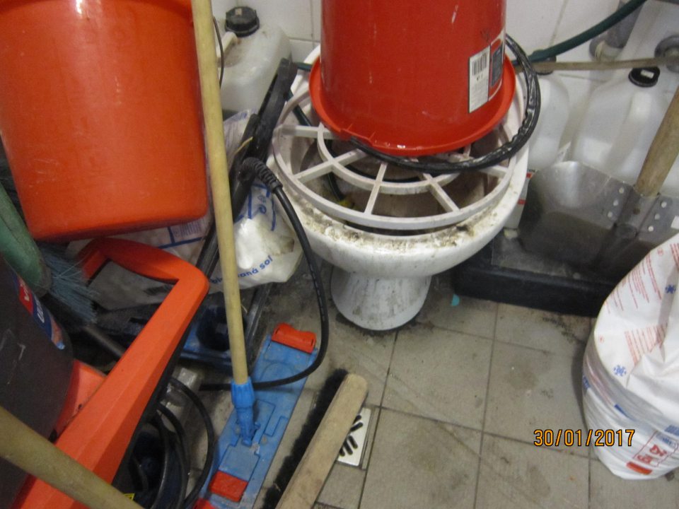 V prevádzke znečistený priestor upratovacej miestnosti.