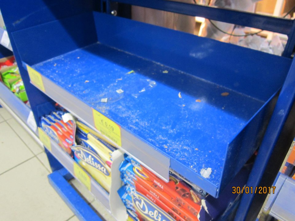 V predajni v pokladničnej zóne znečistené regály. 