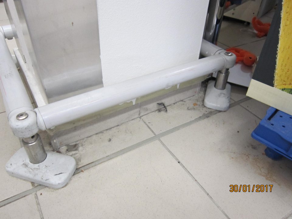 Na predajnej ploche znečistená podlaha.