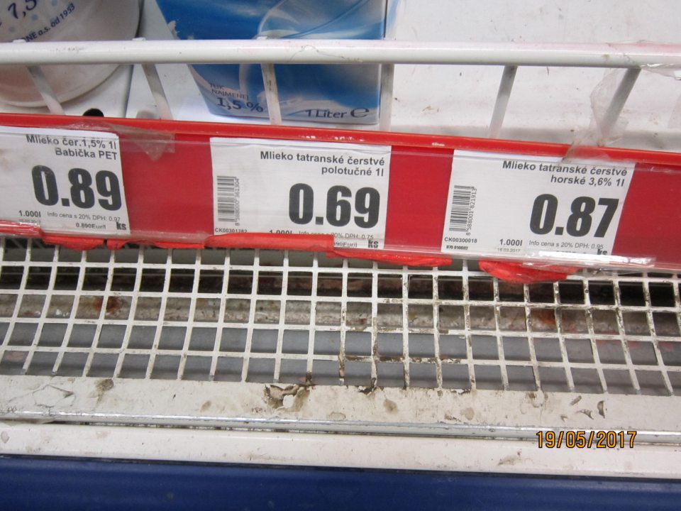 Znečistené, skorodované chladiace vitríny na predajnej ploche.