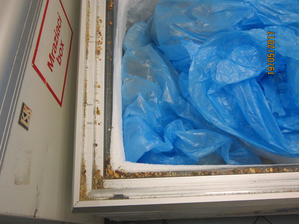 V prevádzke znečistený mraziaci box na dopekanie výrobkov. 