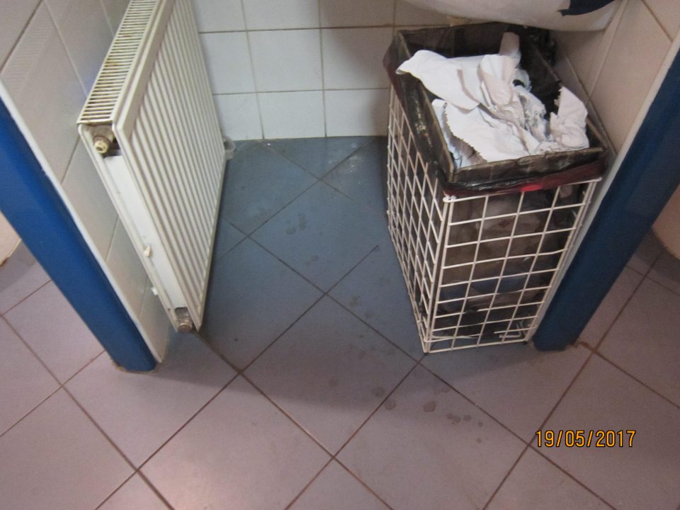 Znečistené podlahy v zázemí prevádzkarne.