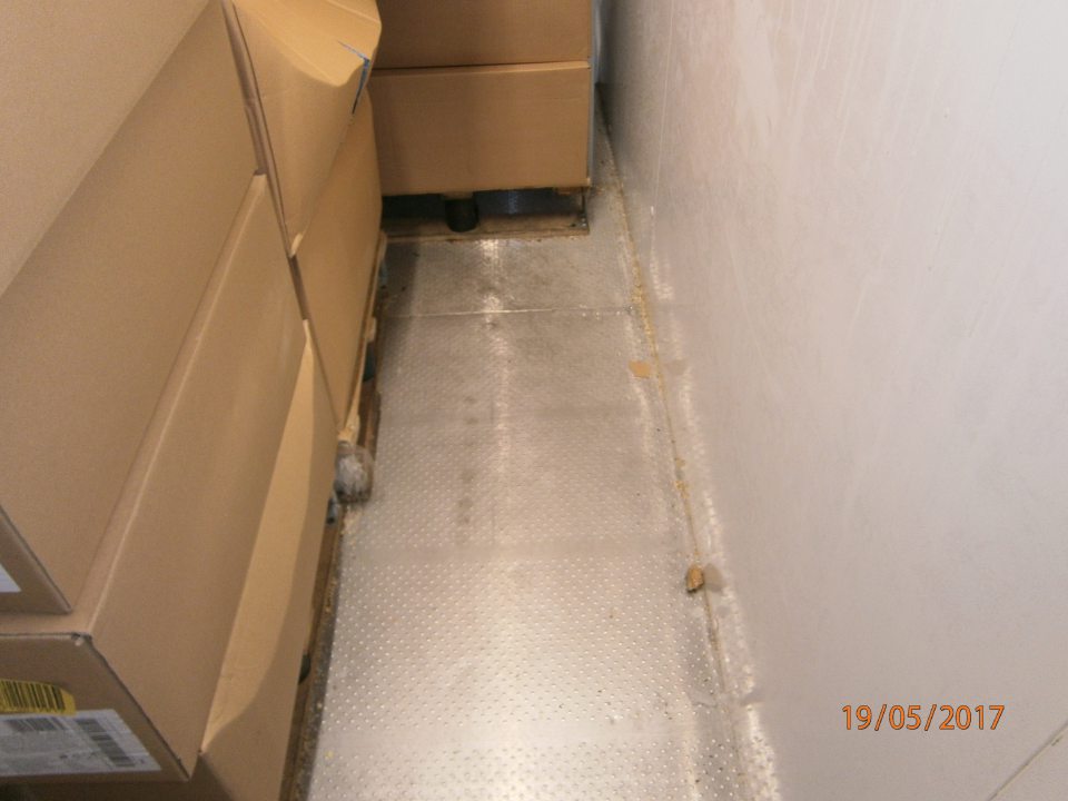 V mraziarenskom sklade pekárskych polotovarov znečistená podlaha.