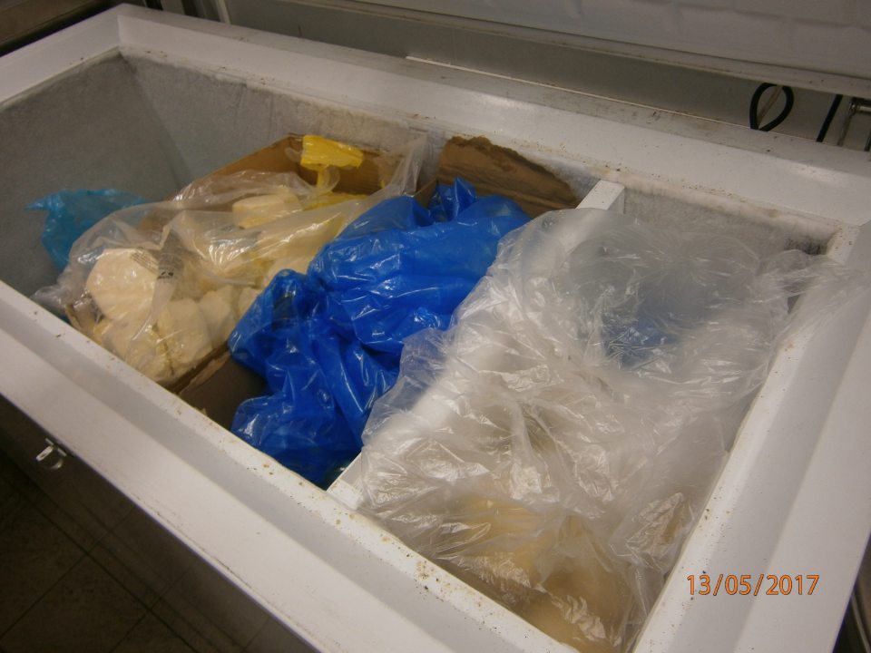 Znečistená mraziaca vaňa v oddelení dopekania pekárskych polotovarov.