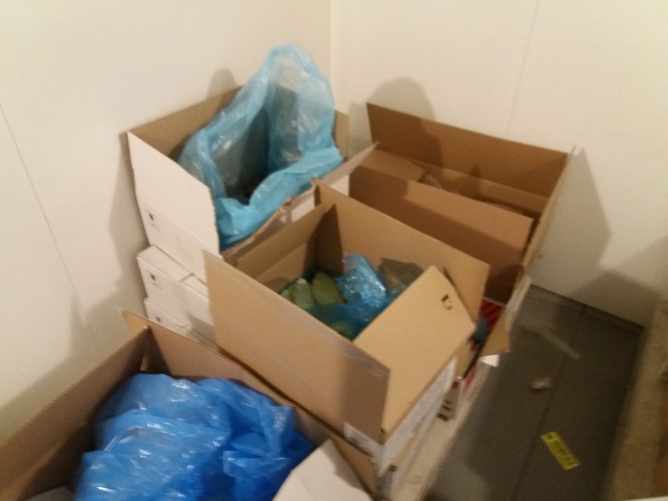 V mraziacom boxe pekárne otvorené kartónové obaly s pekárskymi polotovarmi, nechránené pred kontamináciou a vysúšaním.