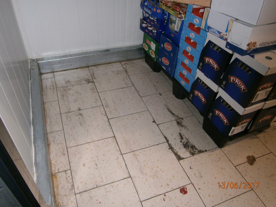 V prevádzke znečistená podlaha v mieste paletových pozícii.