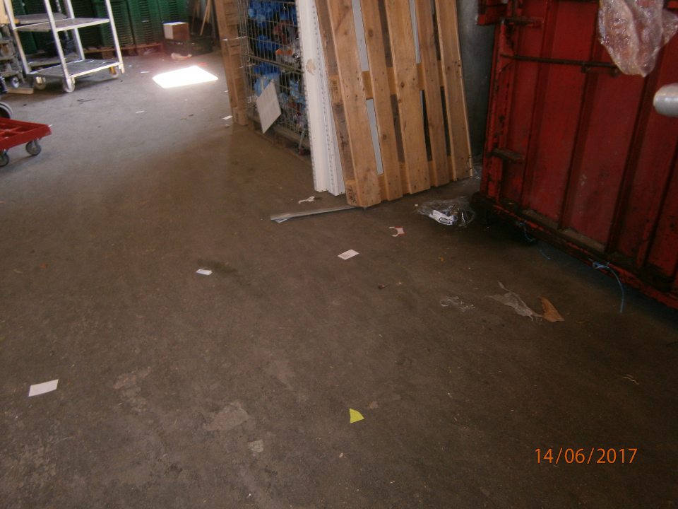 Nános nečistôt na príjmovej rampe.