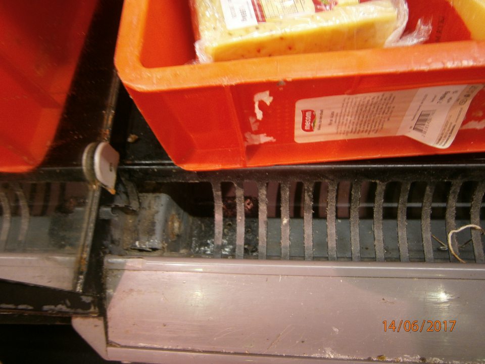 Znečistená mriežka na zariadení v oddelení lahôdok.