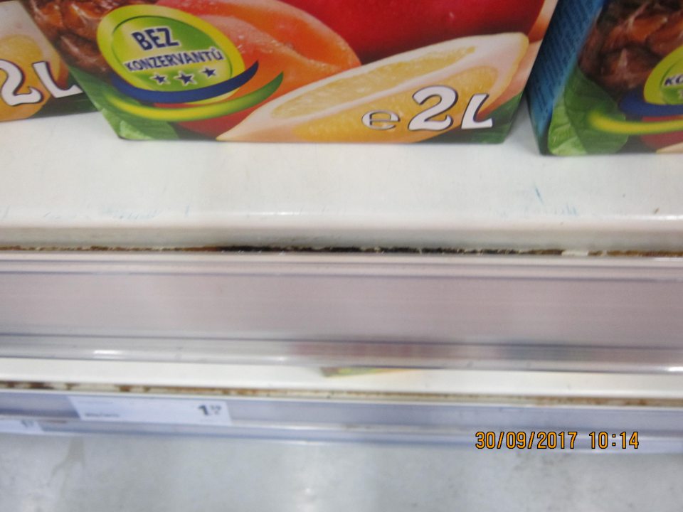 V predajni znečistený priestor pri cenovkách tovaru. 