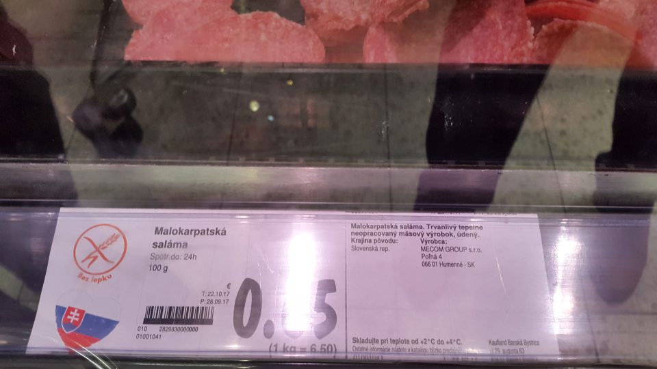 Predaj neoznačených nakrájaných mäsových výrobkov.