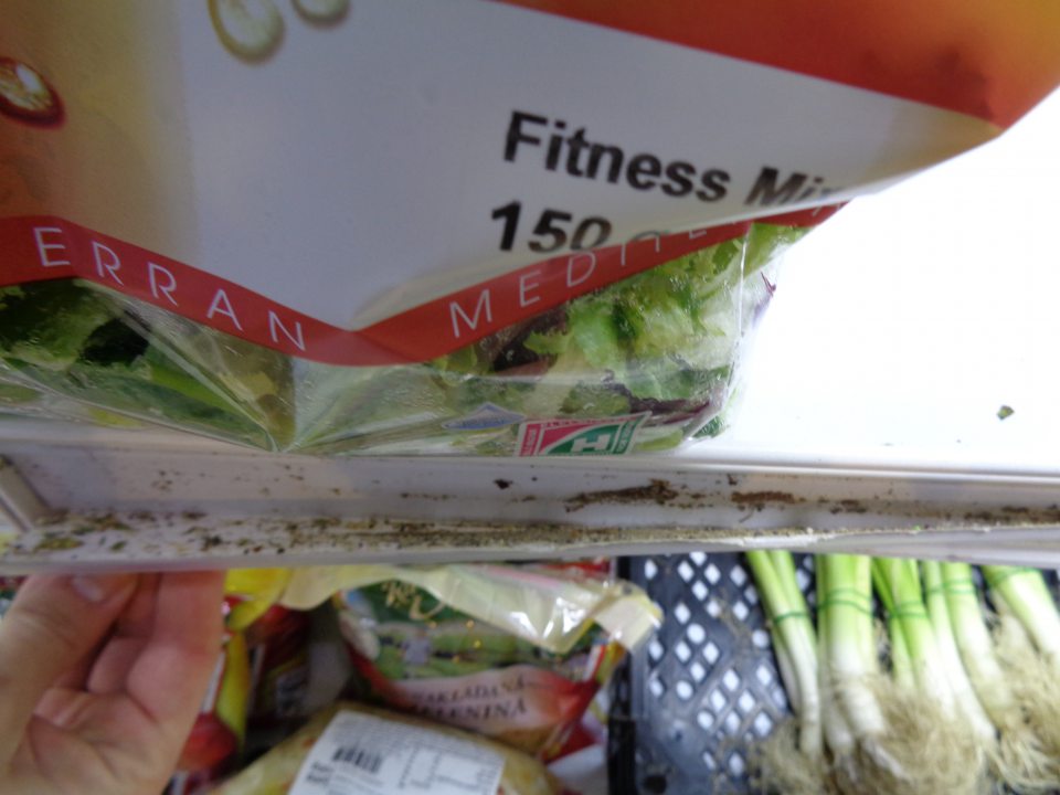 V prevádzke znečistená lišta chladiacej vitríny.