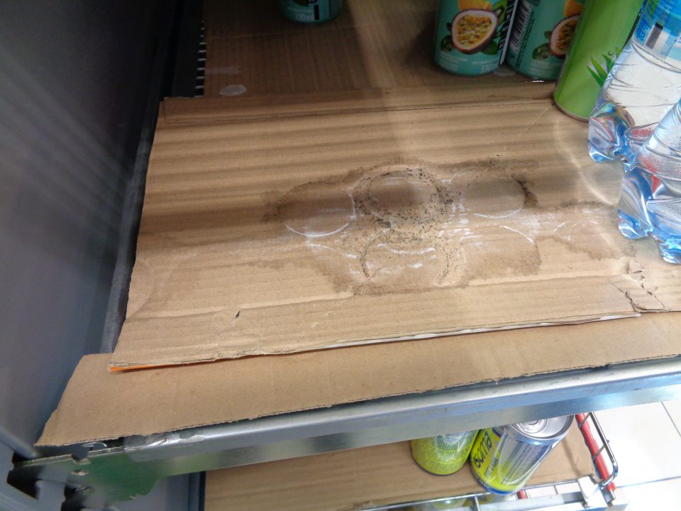 V prevádzke znečistený regál s nealkoholickými nápojmi. 