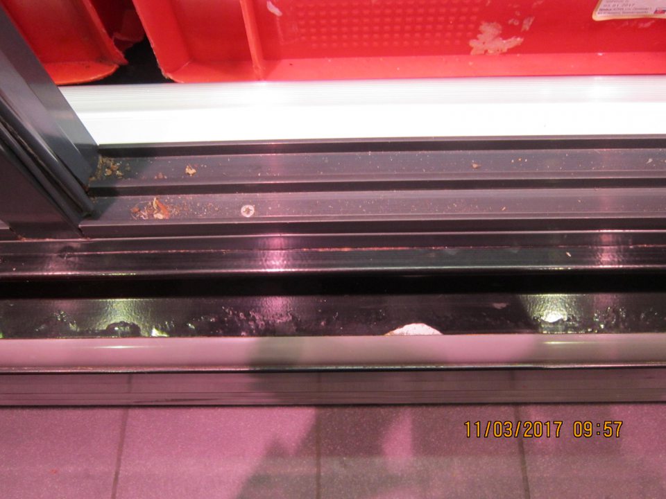 Znečistené vodiace lišty chladiaceho boxu.