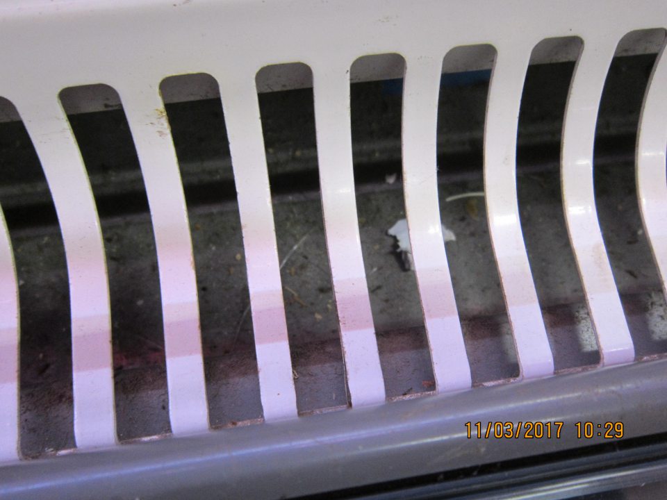 Znečistené mriežky chladiacej vitríny mäsových výrobkov.