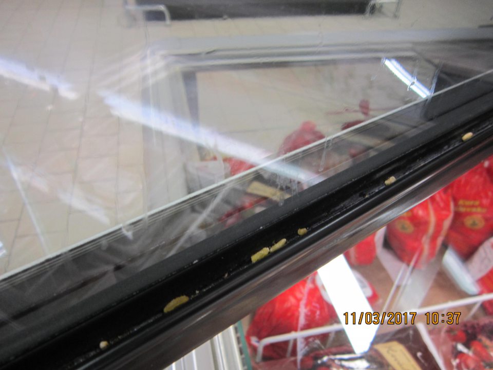 Na predajnej ploche znečistený mraziaci box zbytkami potravín.