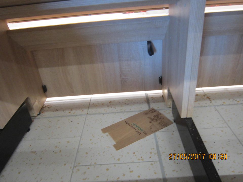 Vo výrobnej časti prevádzky zbytky potravín pod regálmi s pekárenskými výrobkami.